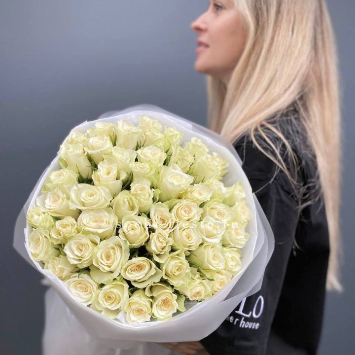 Воздушный букет из 51 белой кенийской розы в Волгограде