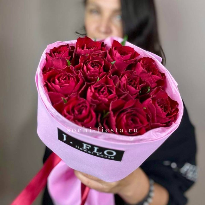 11 красных роз мадам ред в Волгограде