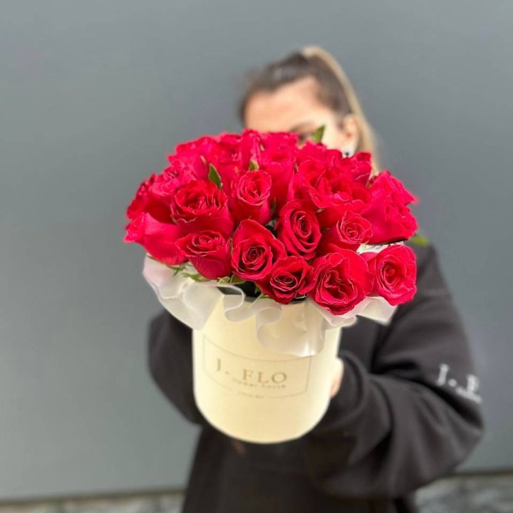 27 кенийских роз в боксе в Волгограде