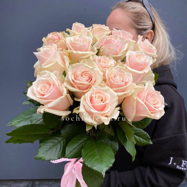 15  кремовых высоких роз в Волгограде