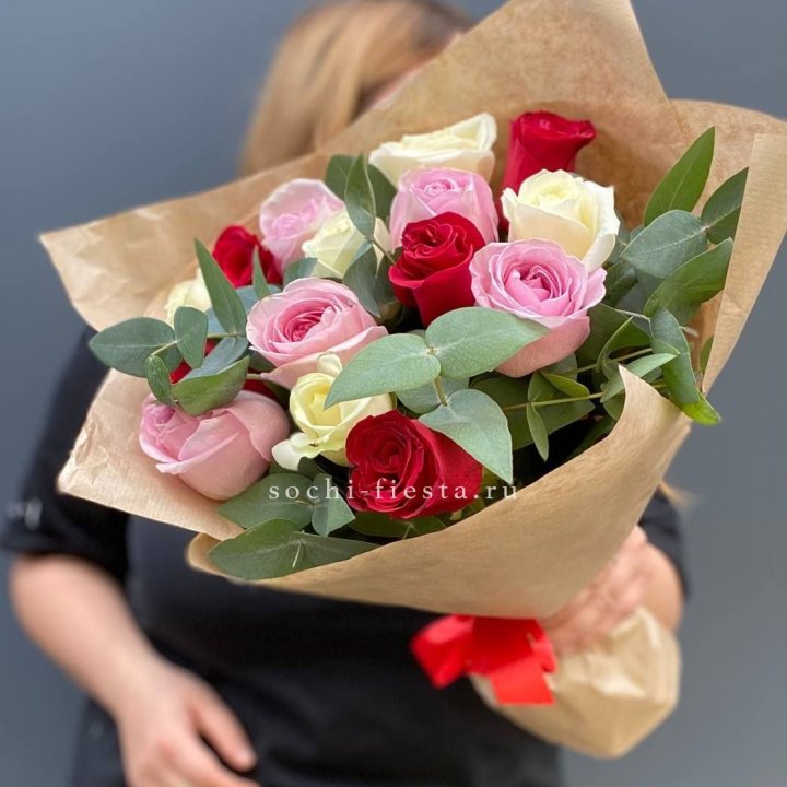 Букет из 15 роз с эвкалиптом в Волгограде