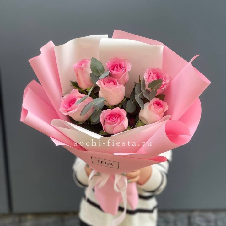 7 роз с эвкалиптом в Волгограде