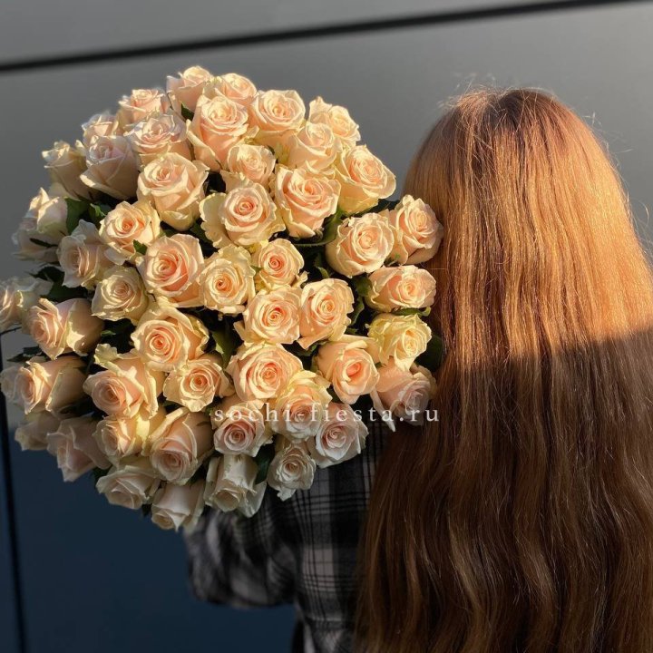 Охапка кремовых роз в Волгограде