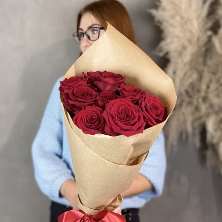 9 красных роз в крафте в Волгограде