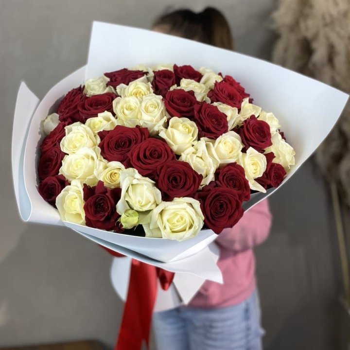 51 красная и белая роза в Волгограде