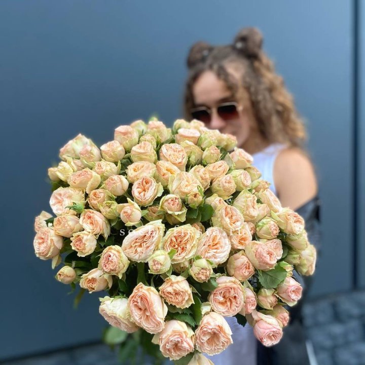 25 пионовидных роз в Волгограде