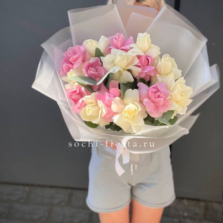 15 бело-розовых роз в Волгограде