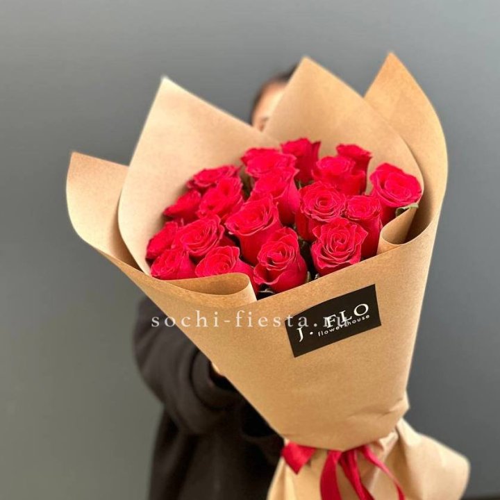 19 красных роз в крафте в Волгограде