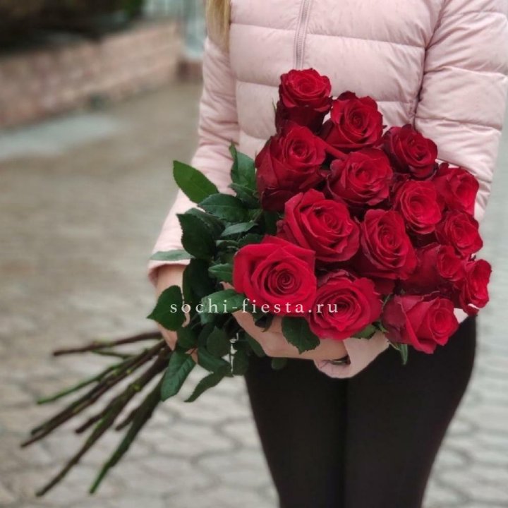 15 высоких красных роз в Волгограде