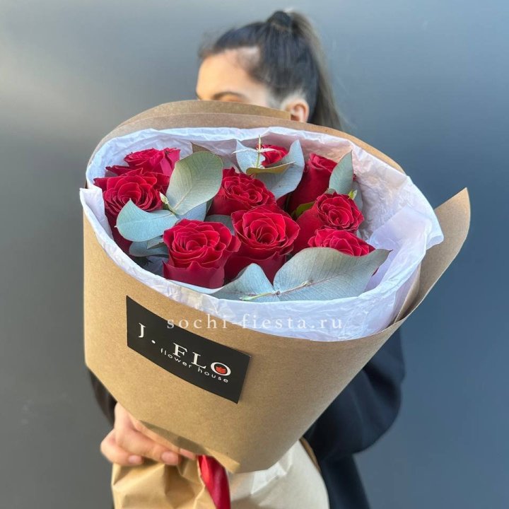 9 роз с эвкалиптом в Волгограде