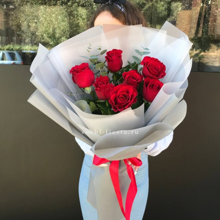 7 красных роз с эвкалиптом  в Волгограде