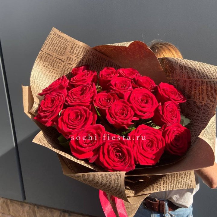 19 красных роз Леди Крафт в Волгограде