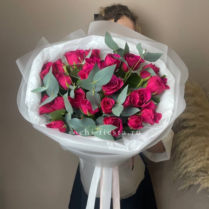 25 малиновых роз с эвкалиптом в Волгограде