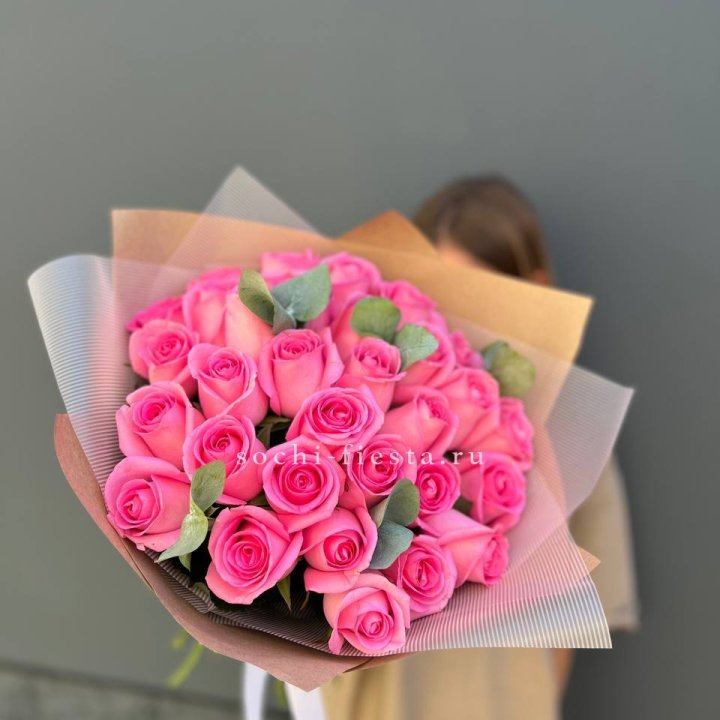 31 розовая роза с эвкалиптом в Волгограде