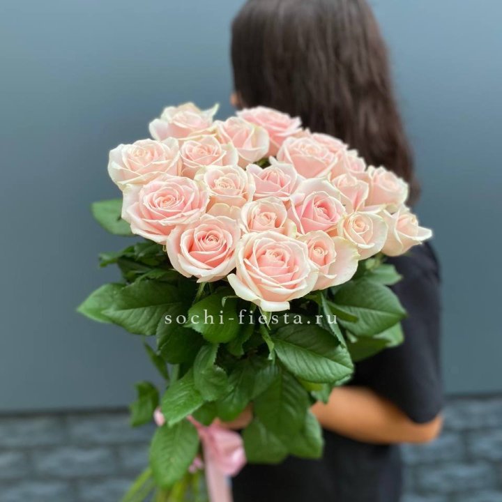 Высокие розовые розы в Волгограде