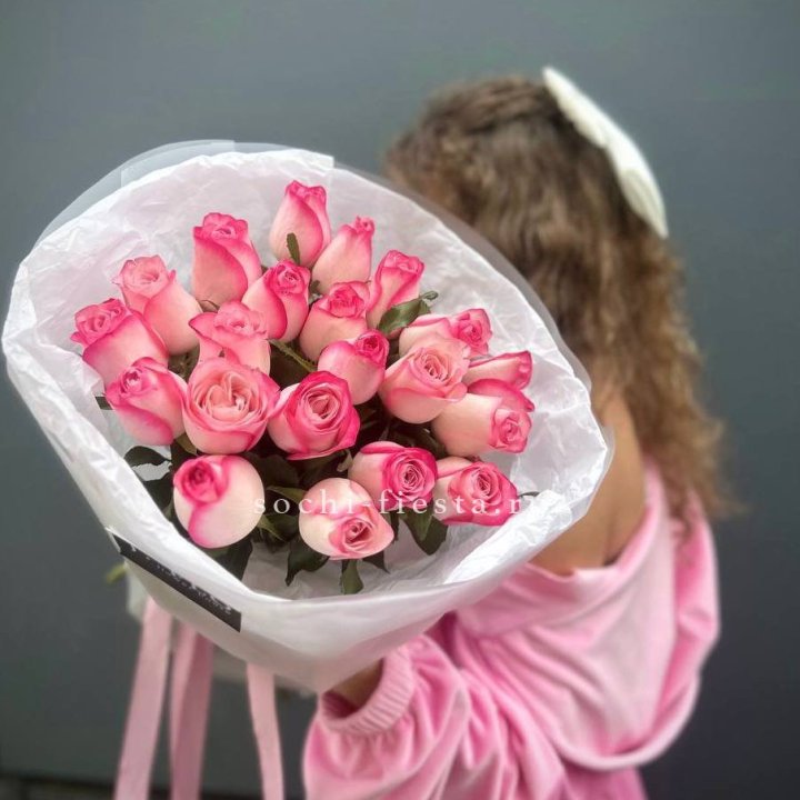21 розовые розы Венди  в оформлении в Волгограде