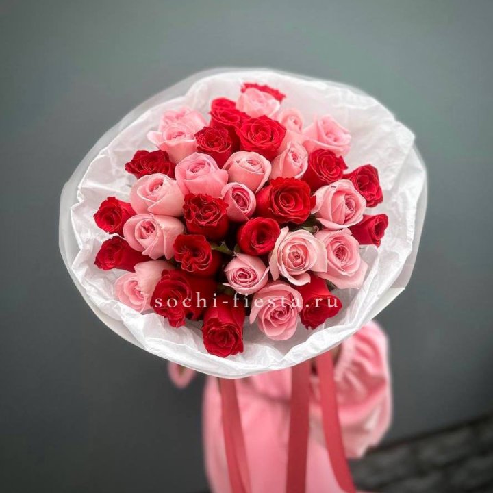 Букет красных и розовых 35 роз в Волгограде