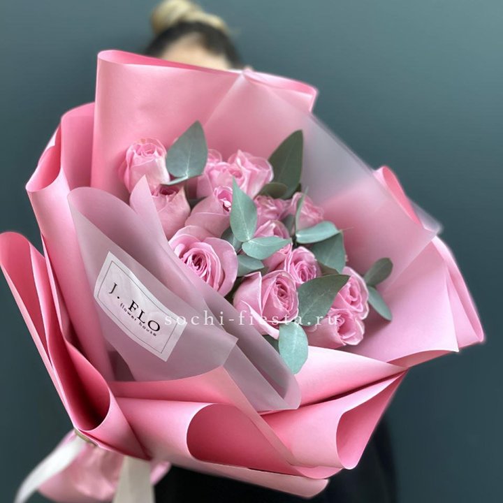 15 Розовых роз с эвкалиптом в Волгограде