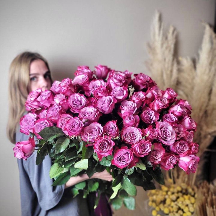 Охапка высоких роз Деп перпел в Волгограде