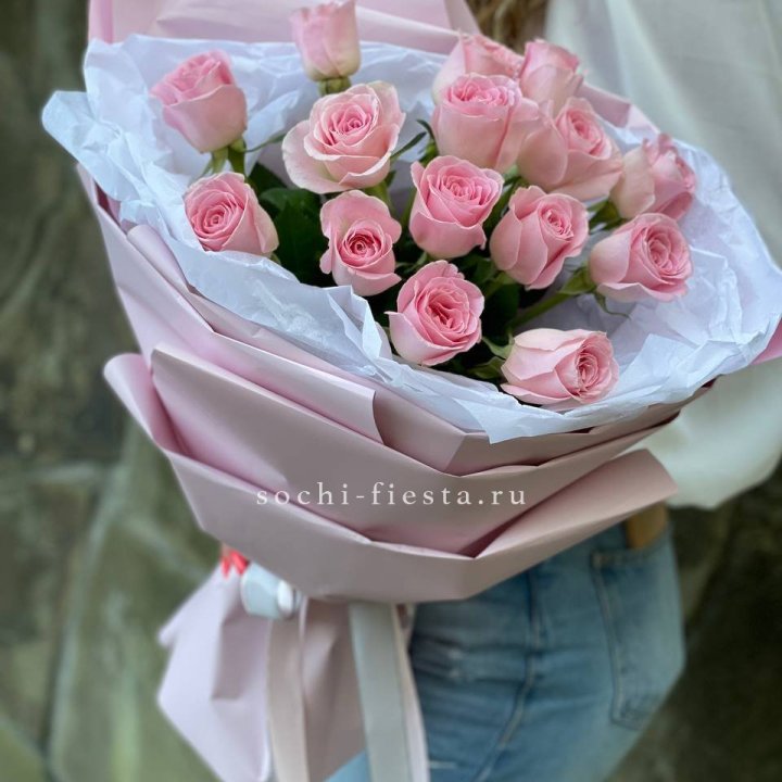 Розовые розы в авторском оформлении в Волгограде