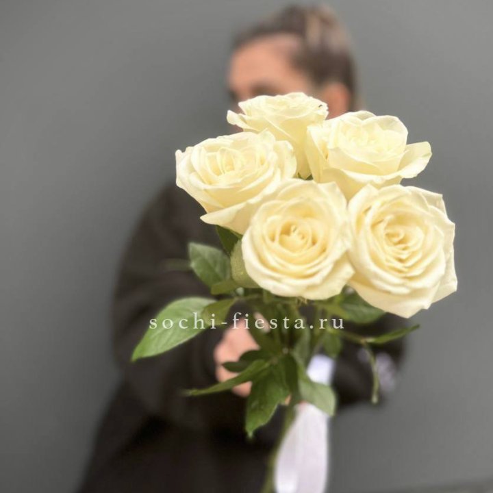 Букет 5 белых роз  в Волгограде