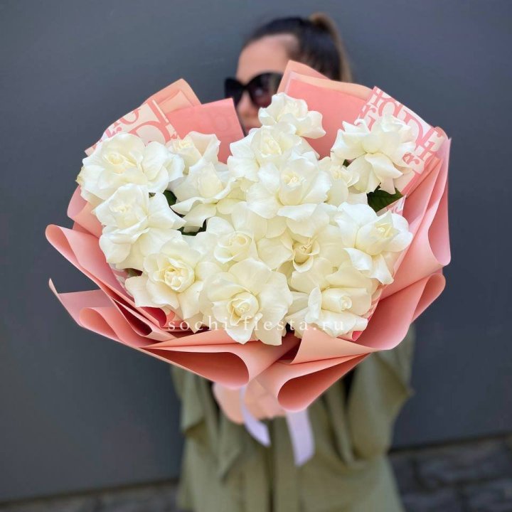 Белые розы "Аморе" в Волгограде