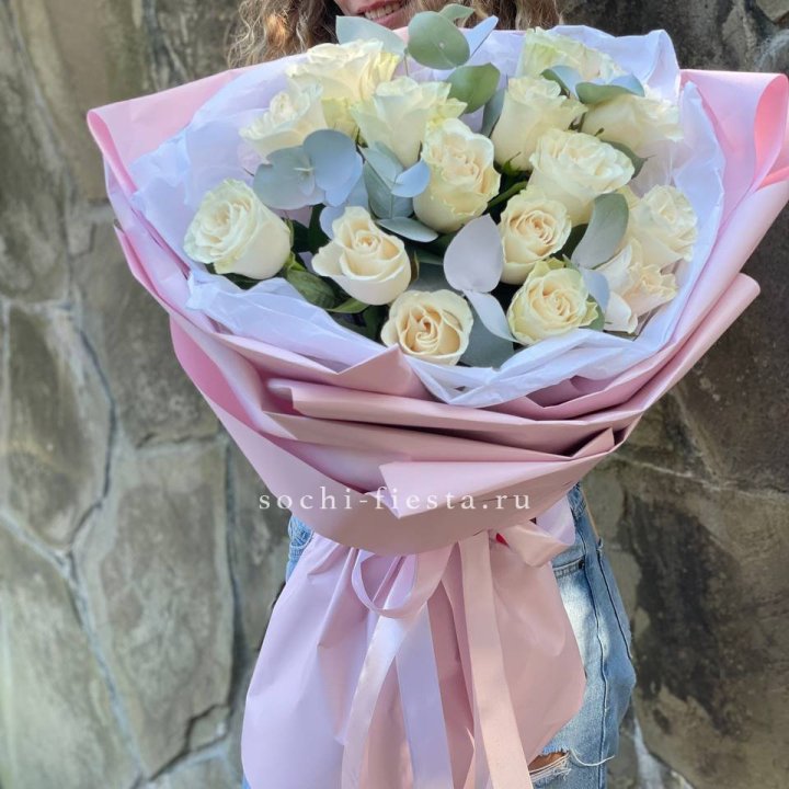 Белые розы в авторском оформлении в Волгограде