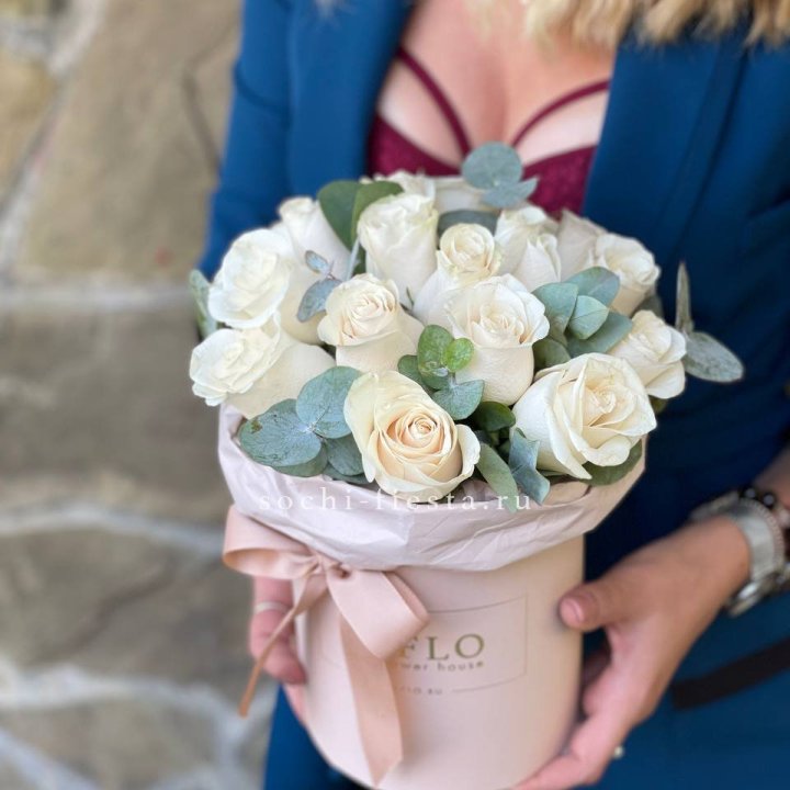 Цилиндр из белых роз в Волгограде