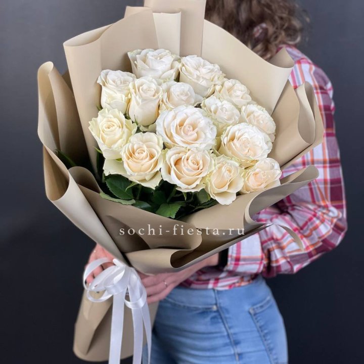 15 белых роз кофе в Волгограде