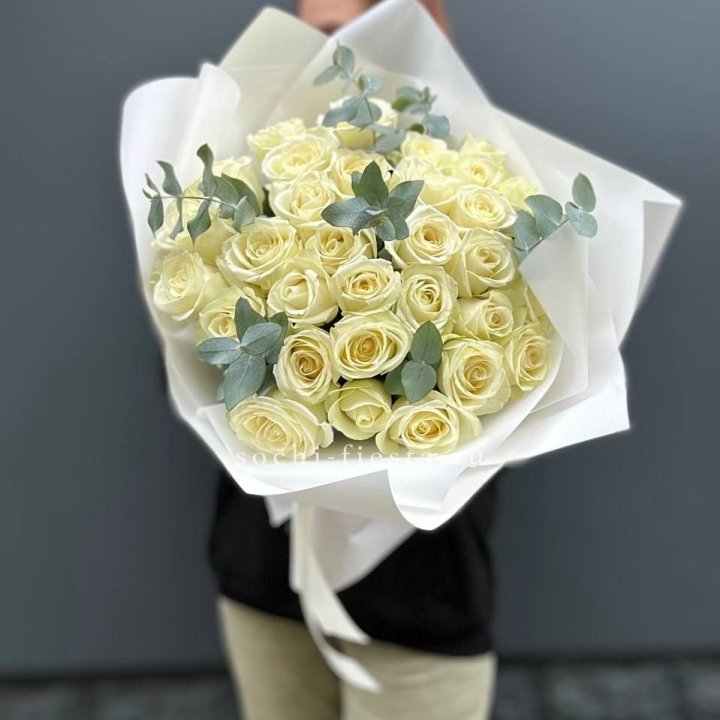 31 белая роза с эвкалиптом в Волгограде