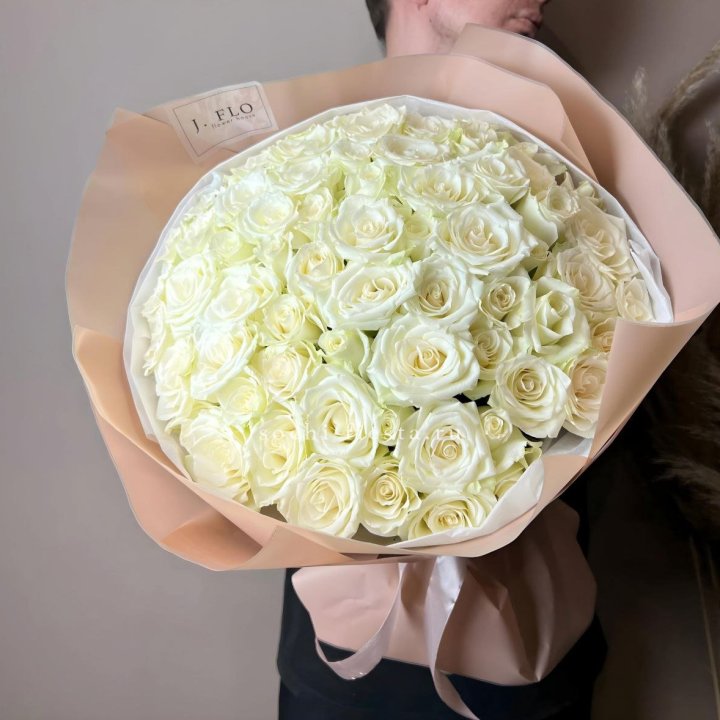 51 белая  роза в оформлении в Волгограде