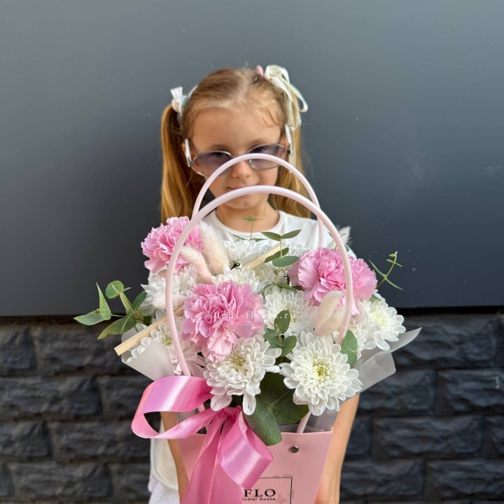 Сумочка из стойких хризантем и диантуса в Волгограде