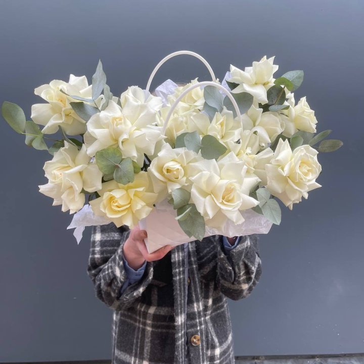 15 белых роз в сумочке в Волгограде