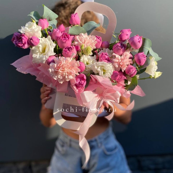 Сумочка с кустовой розой и диантусами в Волгограде