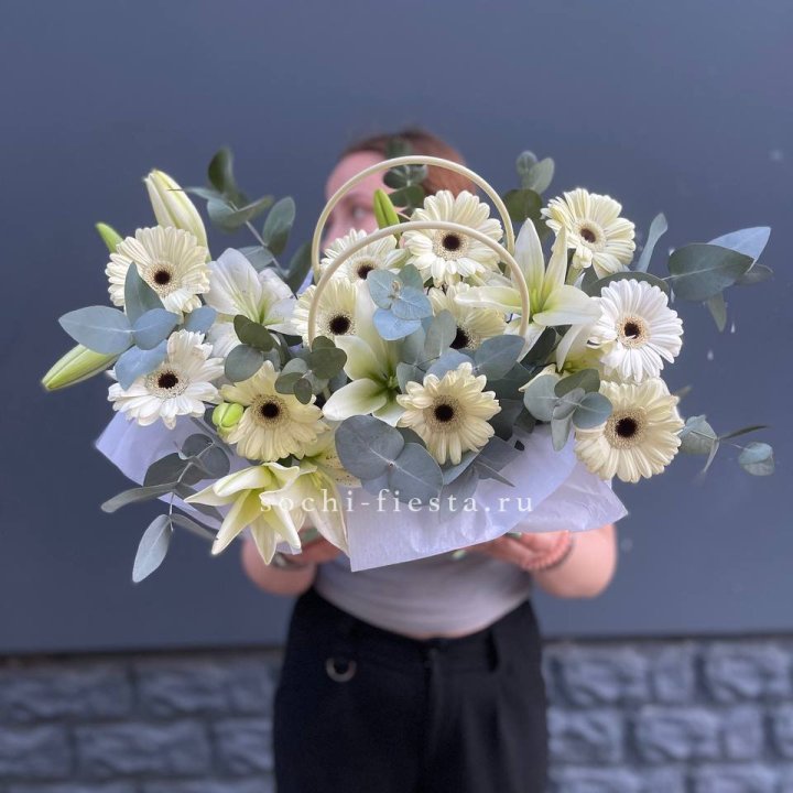 Сумочка лилии и герберы в Волгограде