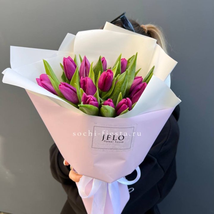 15 пурпурных тюльпанов в Волгограде
