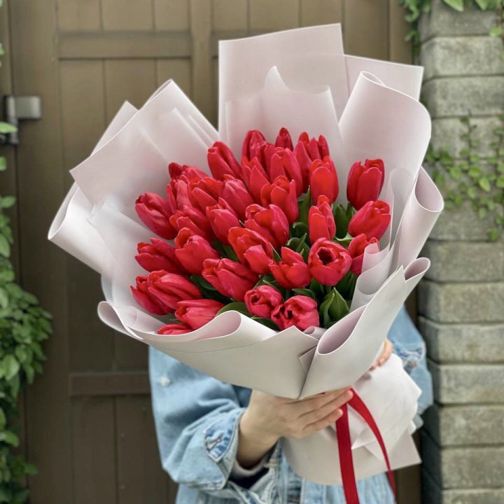 35 красных тюльпанов в Волгограде